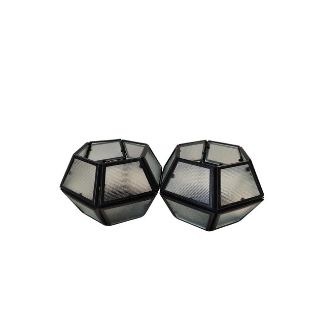 Geometrinė žvakidė su juodu metaliniu rėmu