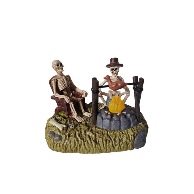 Helovino dekoracija skeletai prie laužo (su LED šviesa)  1